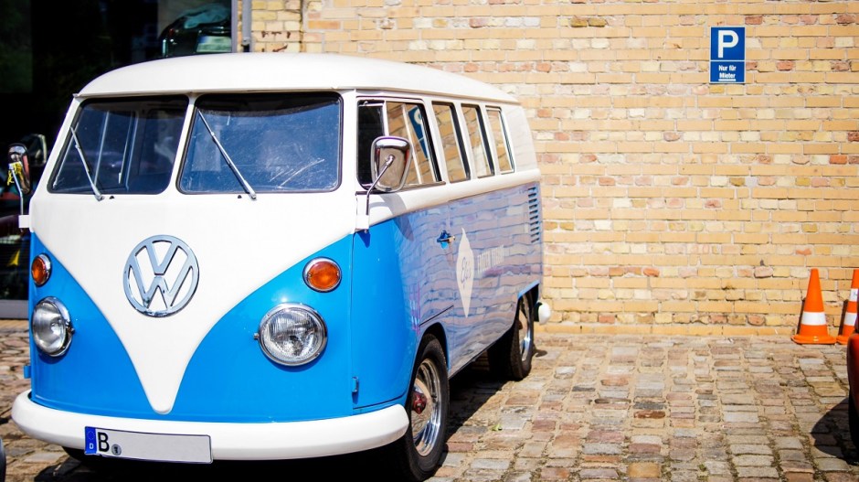 Viaggio di nozze nel furgoncino Volkswagen