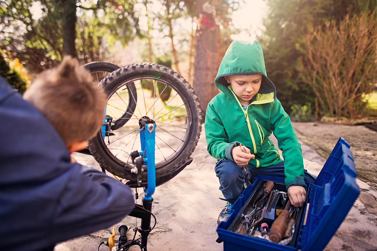 Riparazione della bicicletta. 