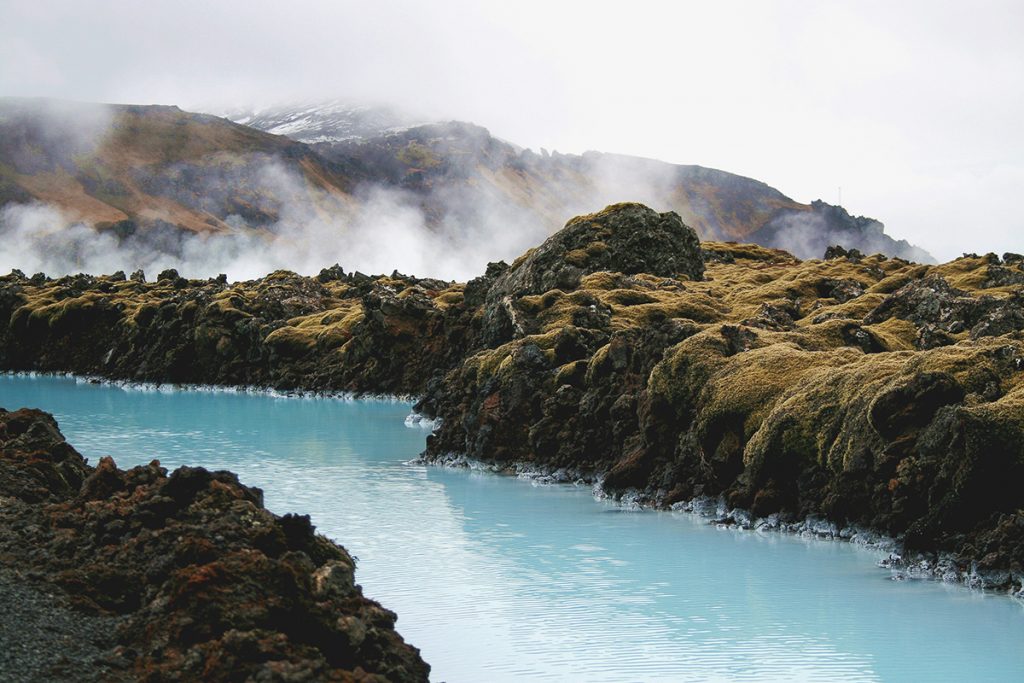 Le sorgenti calde in un ambiente muschioso possono essere vissute da vicino in Islanda