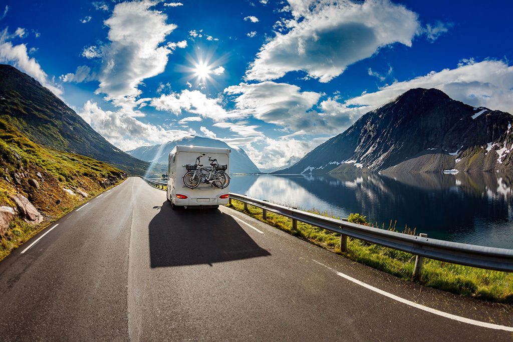 Strade che portano lungo fiordi pittoreschi - la Norvegia è la destinazione ideale