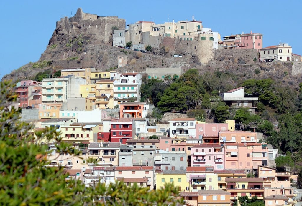 Case dai colori pastello a Castelsardo