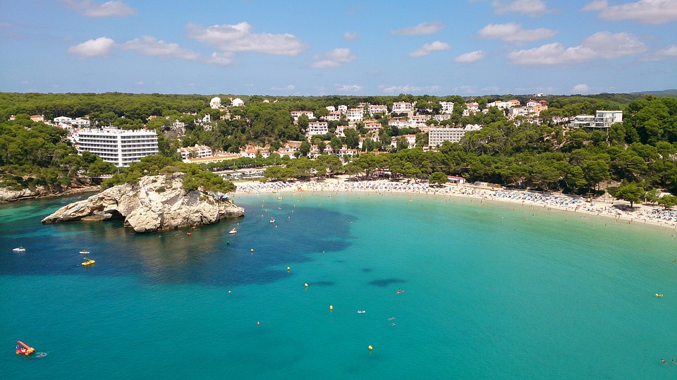 Spiagge sabbiose come questa invitano a fare una vacanza in campeggio a Minorca.