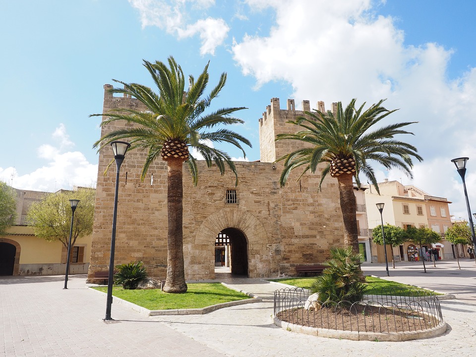 La porta della città di Alcúdias a Maiorca merita una visita.