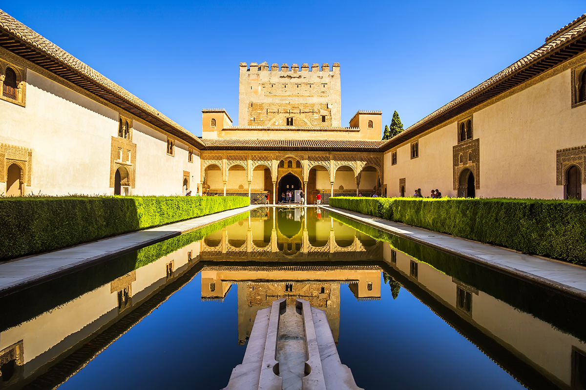 Fai un salto a Granada per conoscere una tipica città andalusa.