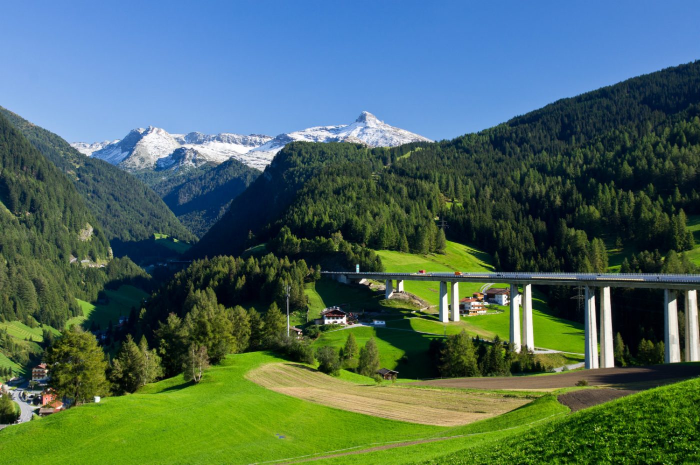 Coloro che guidano attraverso il Brennero sono ricompensati con viste pittoresche.