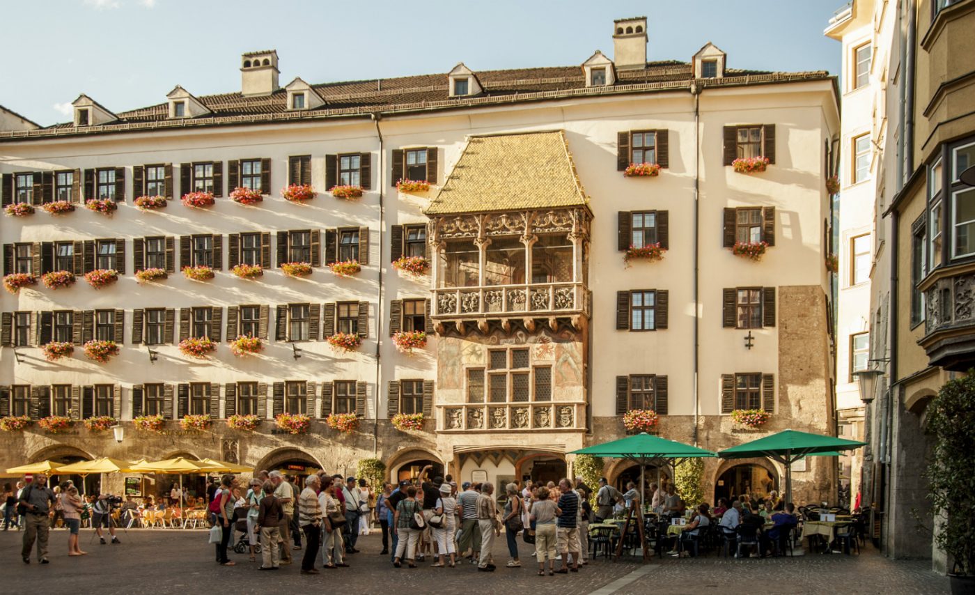 Che ne dici di un giro turistico in Austria? Una visita al Tettuccio d'Oro di Innsbruck è un must.