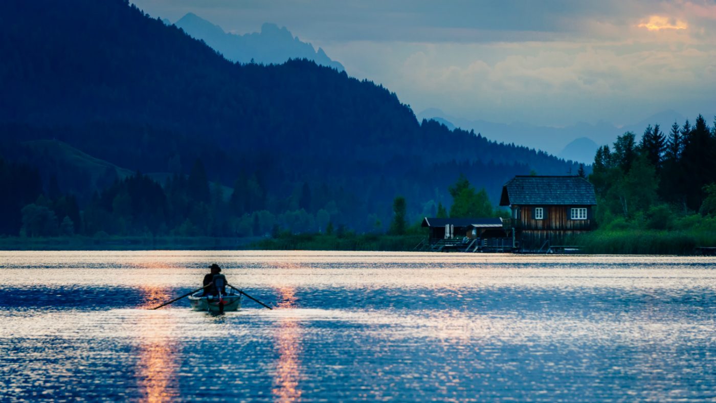 Il lago Weissensee attira con temperature calde e uno sfondo magico.