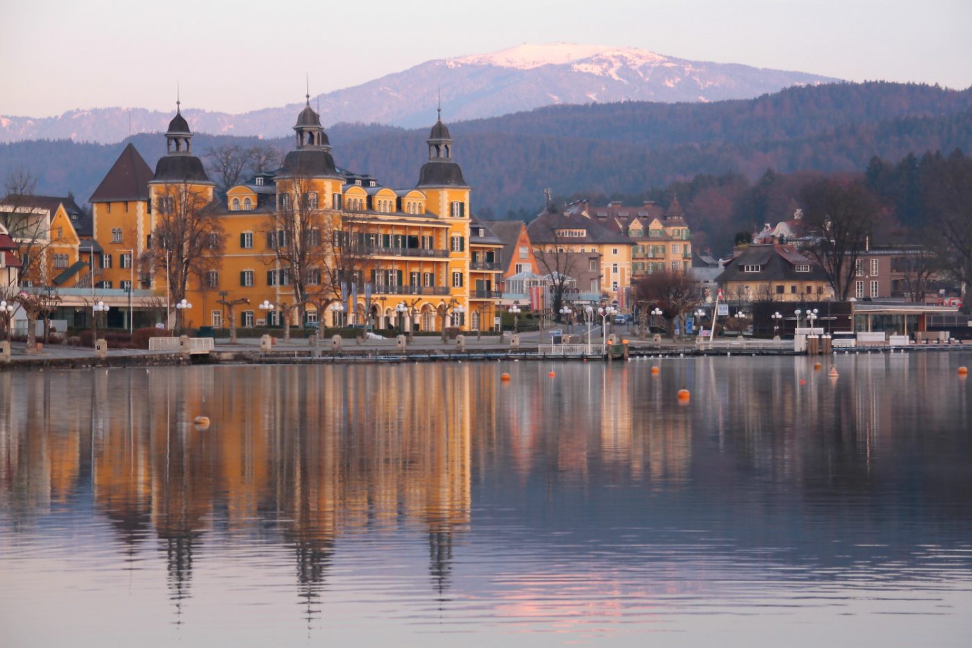 Lo Schlosshotel Velden ha aiutato la piccola città di Pörtschach sul lago Wörthersee a diventare famosa.